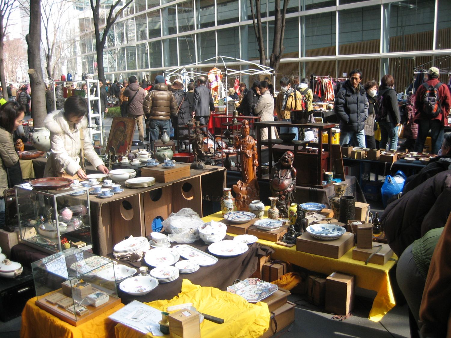 Flohmarkt in einer Tokyoter Straße.