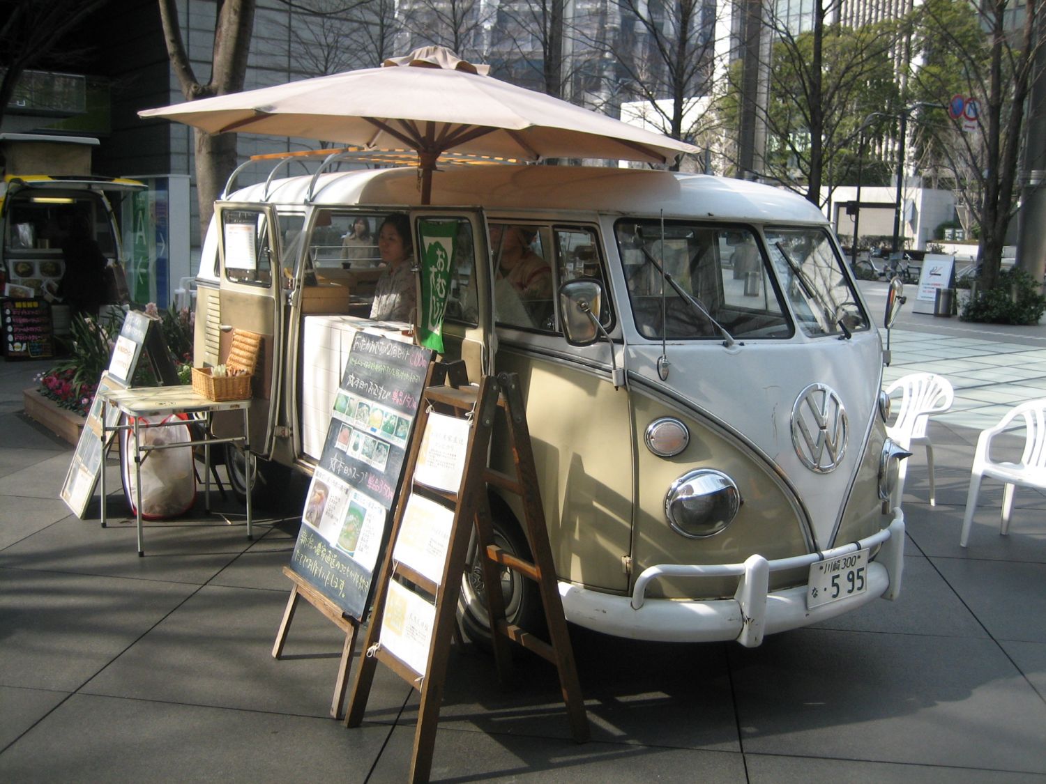 Flohmarkt in einer Tokyoter Straße.