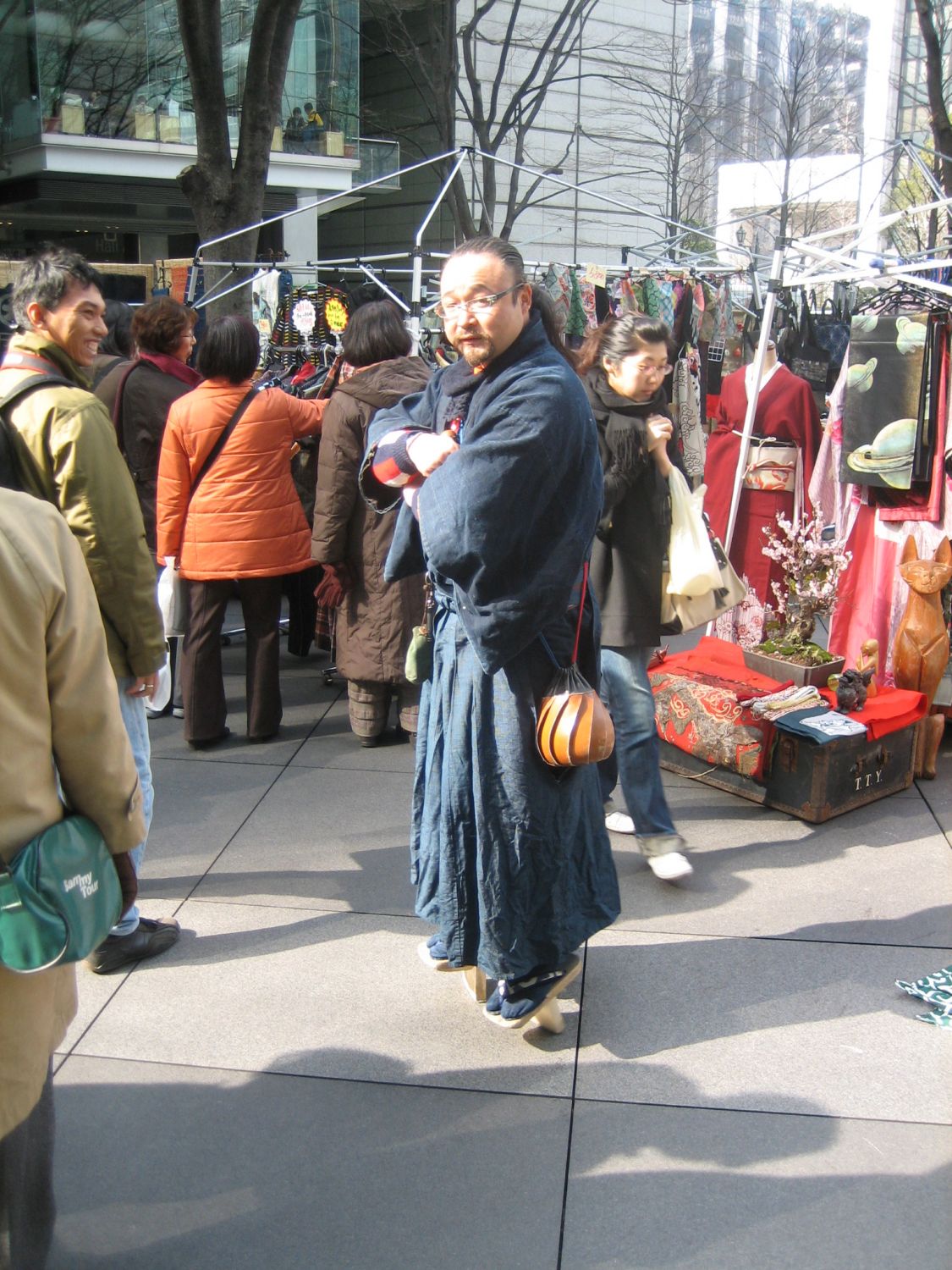 Flohmarkt in einer Tokyoter Straße.