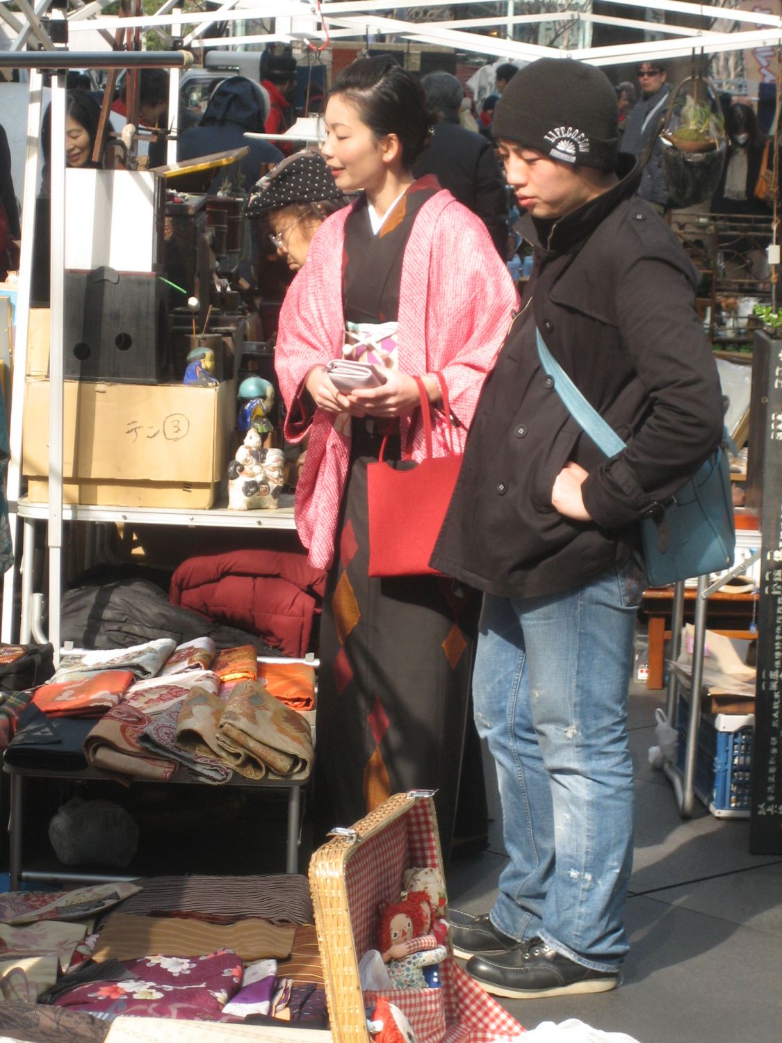 Flohmarkt in einer Tokyoter Straße.