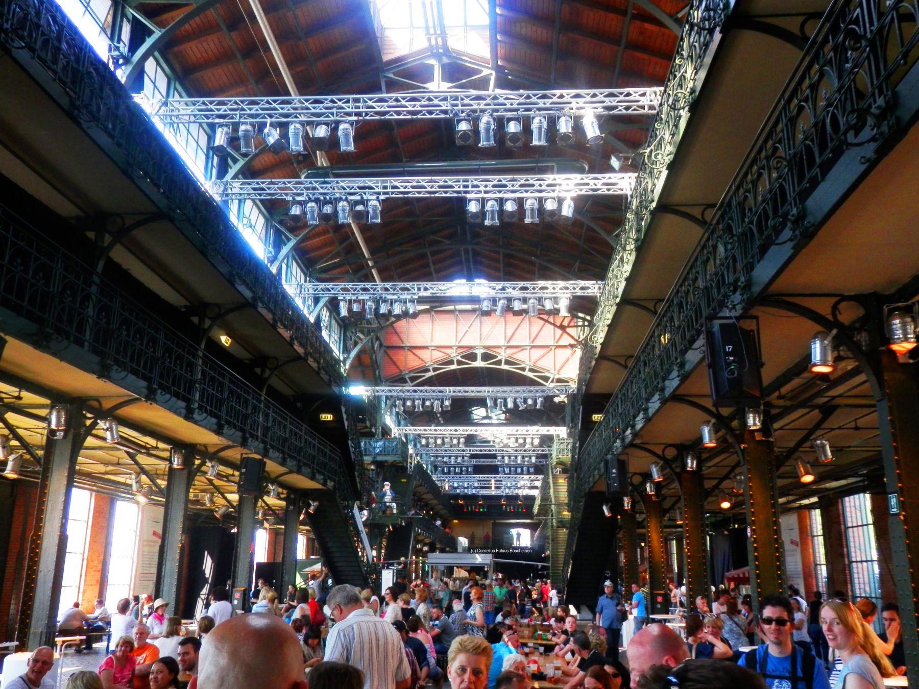 fröhliches Beisammensein in der Fischauktionshalle in Altona.