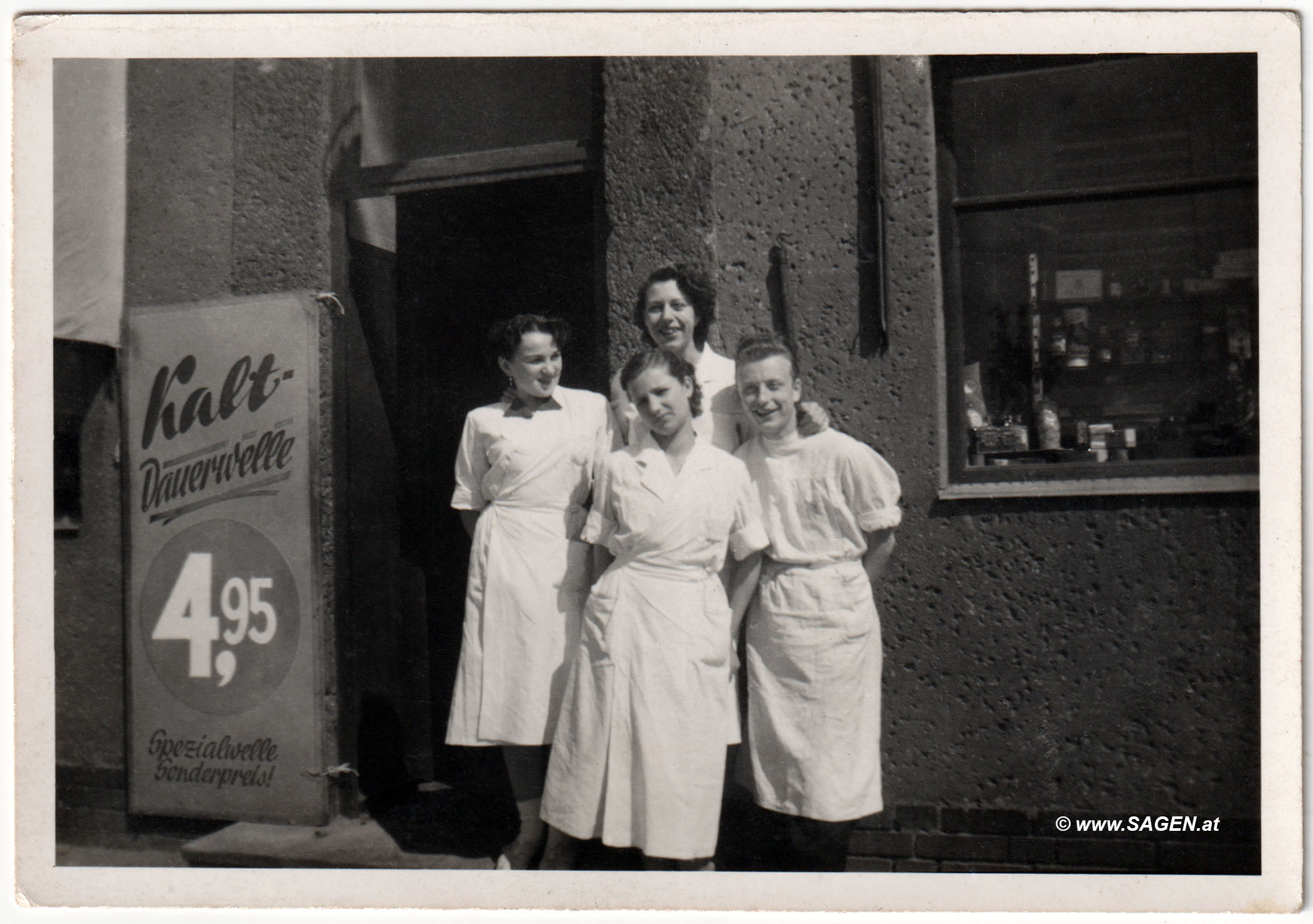 Friseurinnen vor dem Geschäft