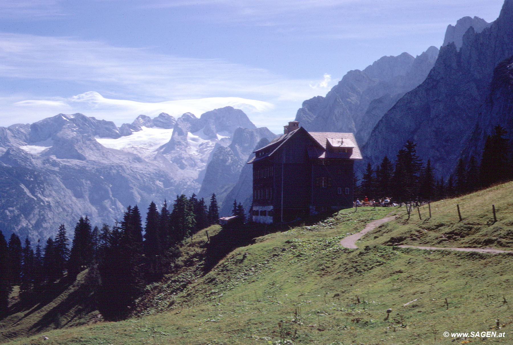 Gablonzer Hütte, mit Dachstein und Gosaukamm