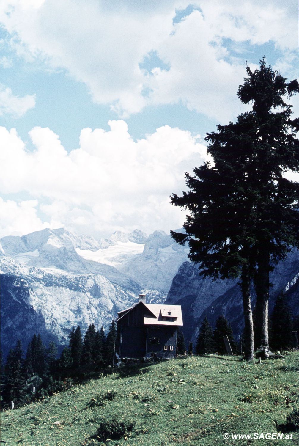 Gablonzer Hütte, mit Dachstein und Gosaukamm