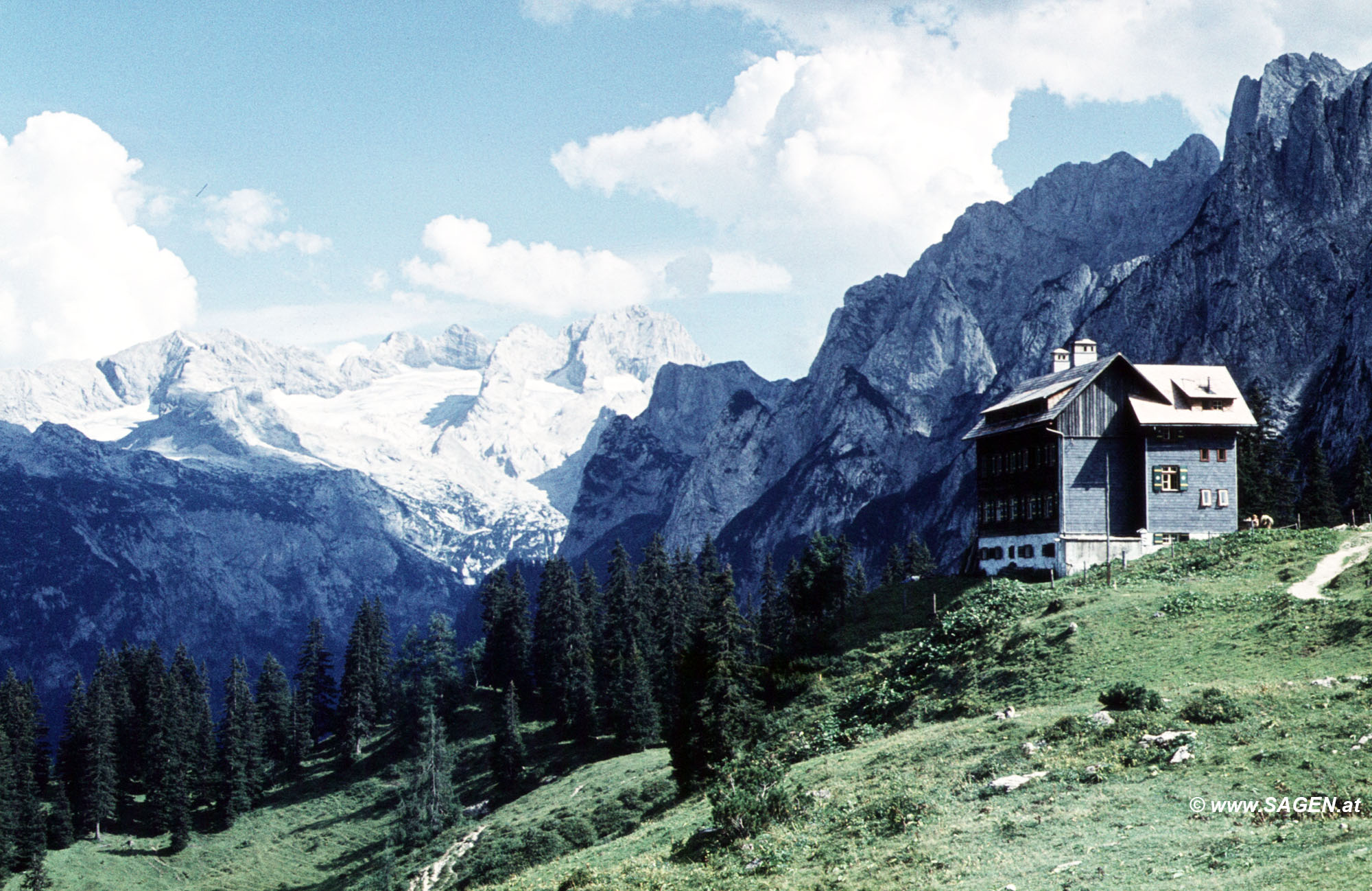 Gablonzer Hütte, mit Dachstein und Gosaukamm