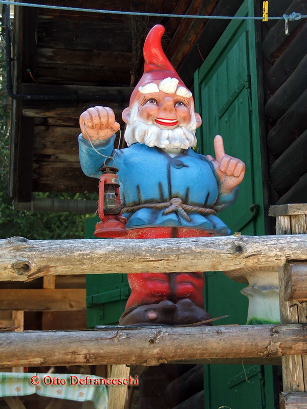 Gartenzwerg auf einer Waldhütte