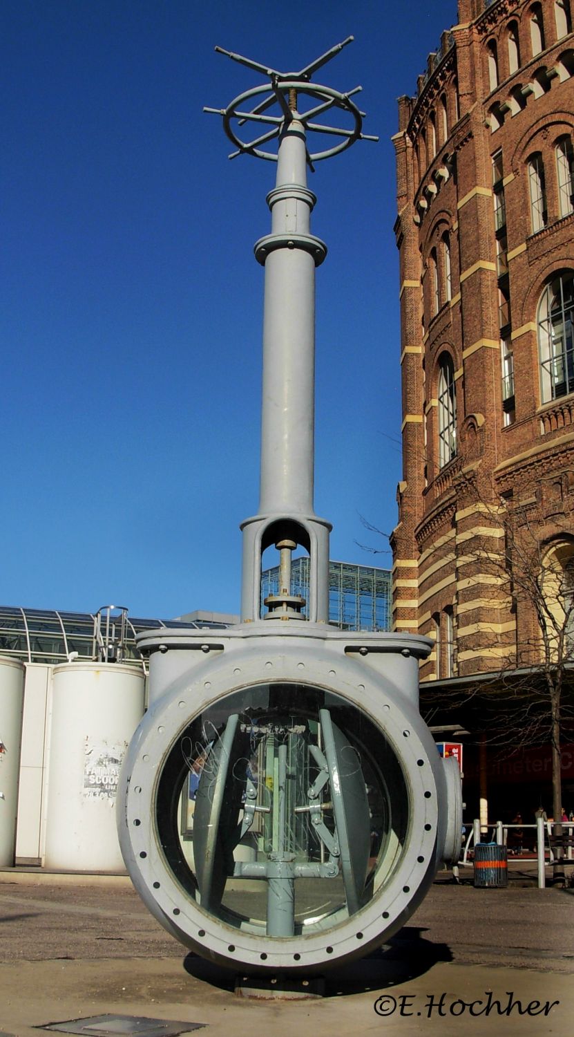 Gasschieber vor Gasometer A in Wien-Simmering