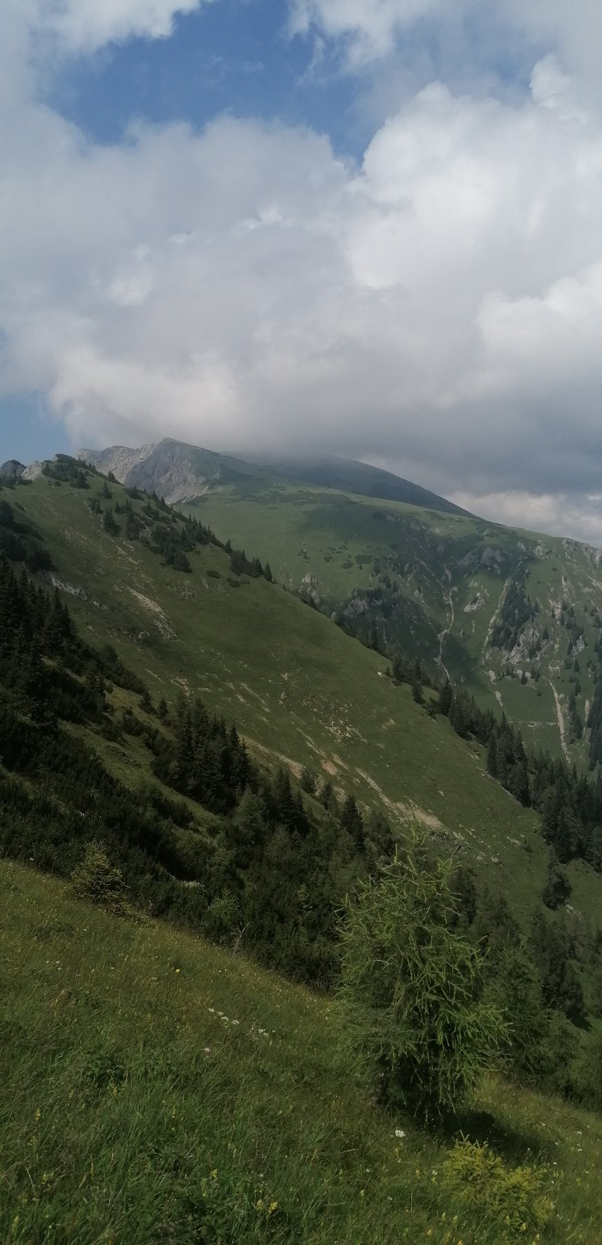 Gebirge und Wolken