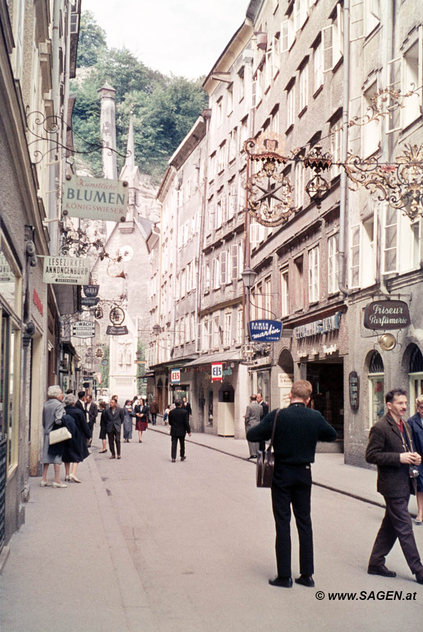 Getreidegasse mit Mönchsbergaufzug in Salzburg