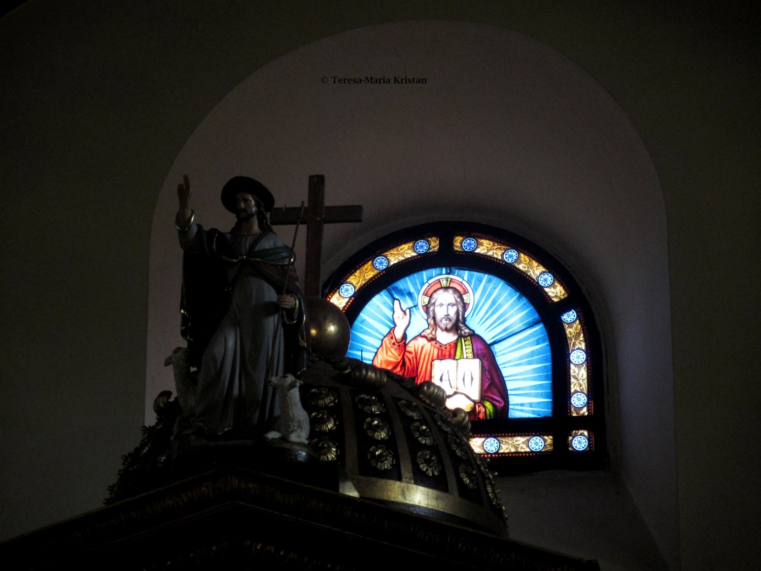 Glasfenster und Skulptur Hochaltar Wallfahrtskirche Maria Raisenmarkt