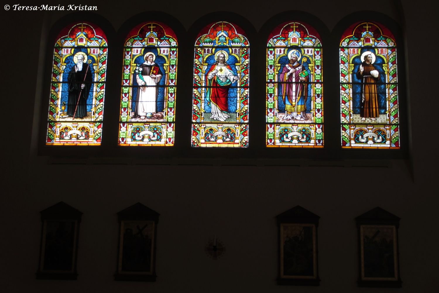 Glasfensterreihe mit Heiligendarstellungen, Marienkirche Davos