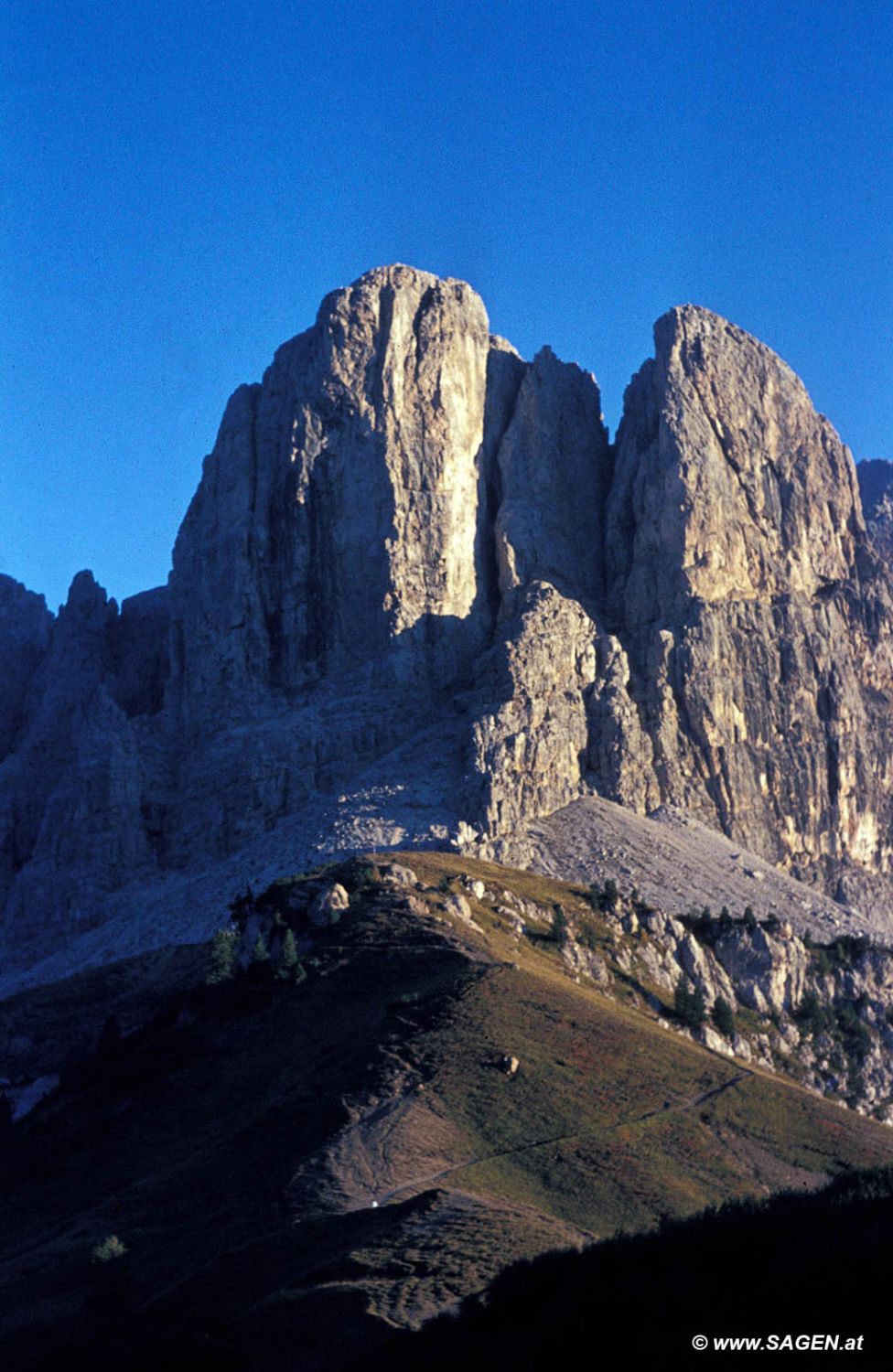 Grödner Joch mit Sas dla Luesa (Rodelheilspitze)