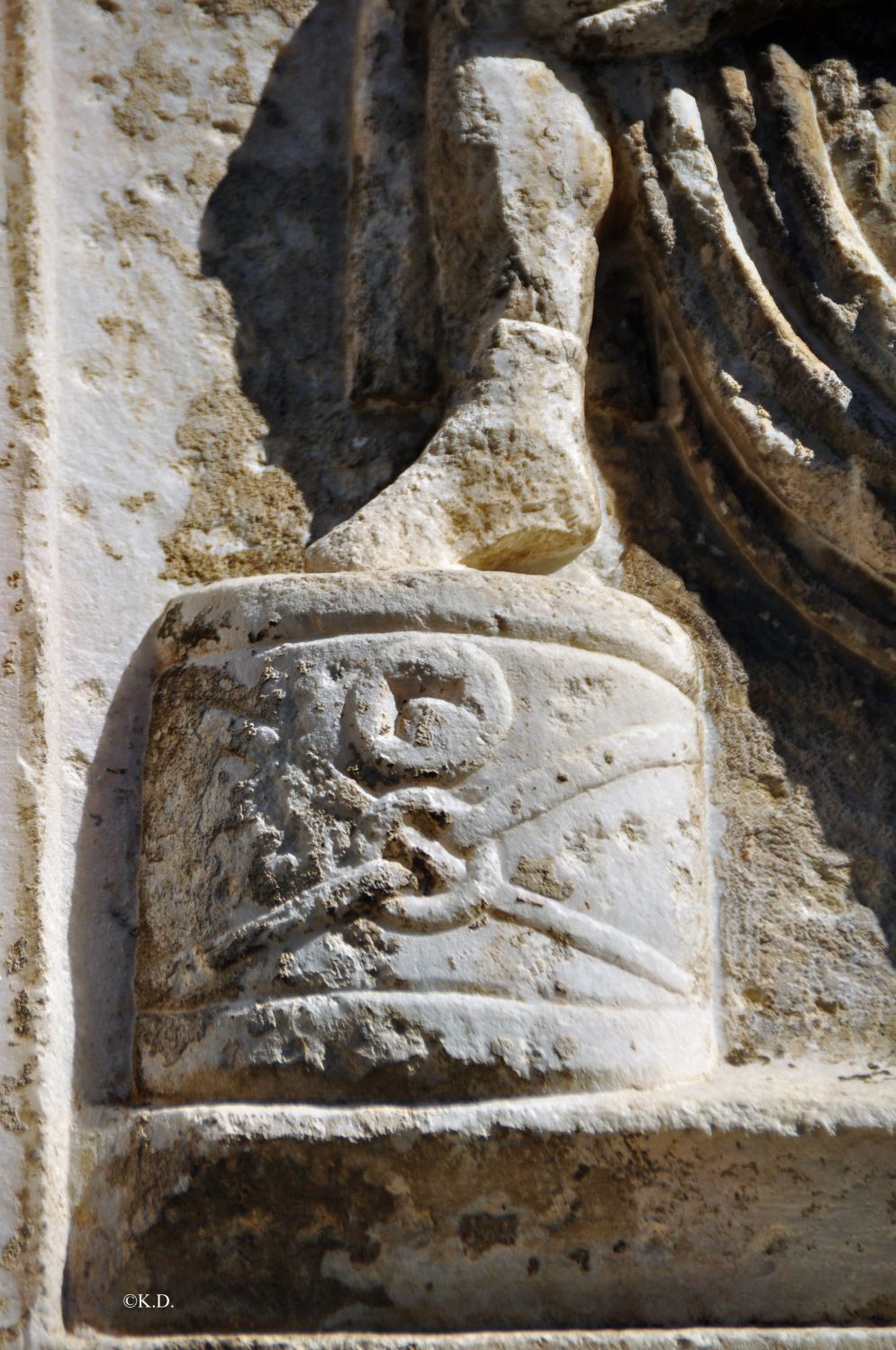 Grabbaurelief am Propsteigebäude in Maria Saal