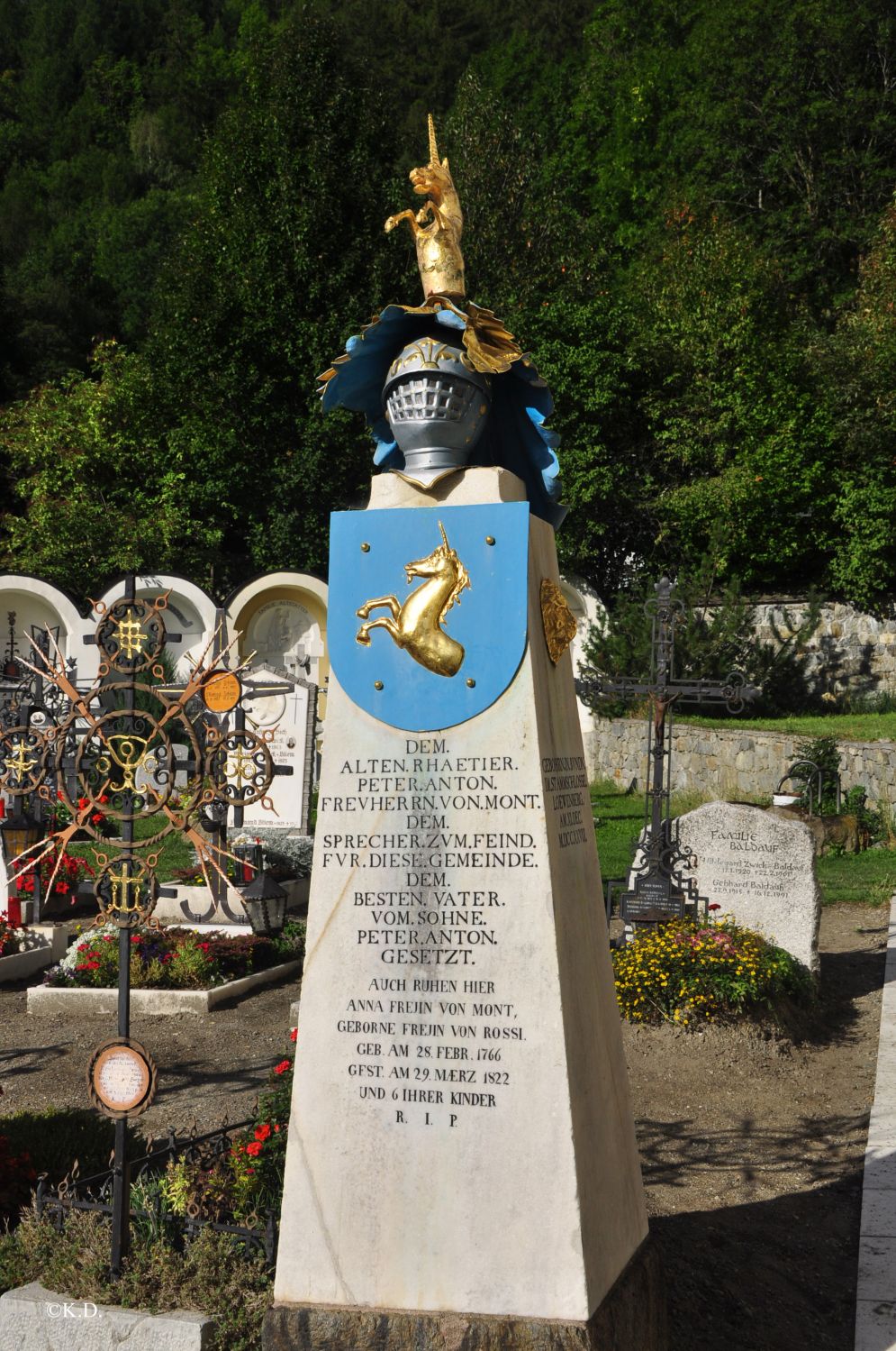 Grabmal mit Einhorn auf dem Friedhof von Burgeis (Südtirol)