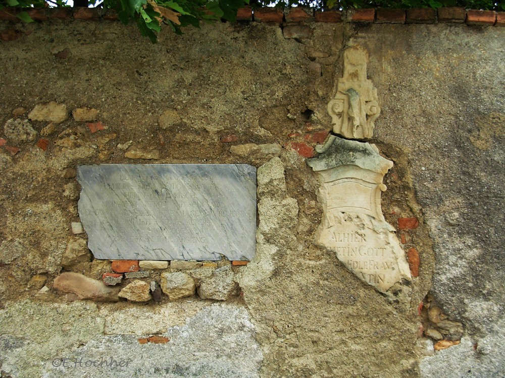 Grabsteine in der ehemaligen Wehrmauer