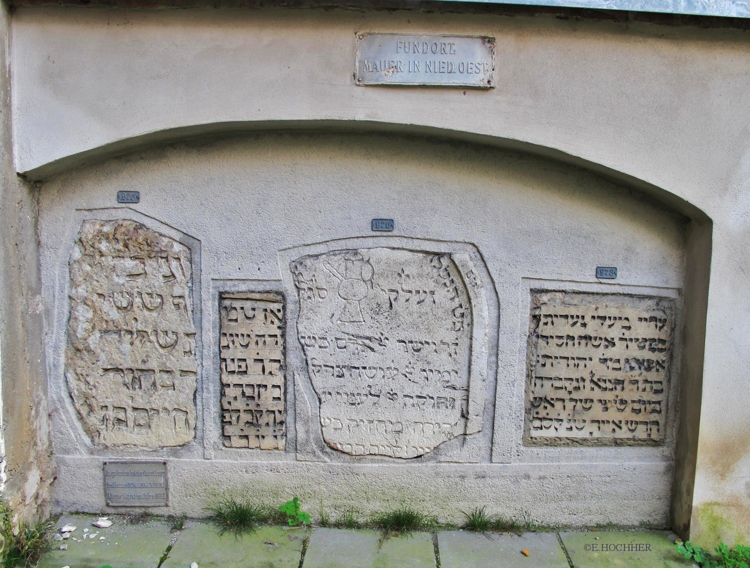 Grabsteine in der Friedhofsmauer Friedhof Seegasse