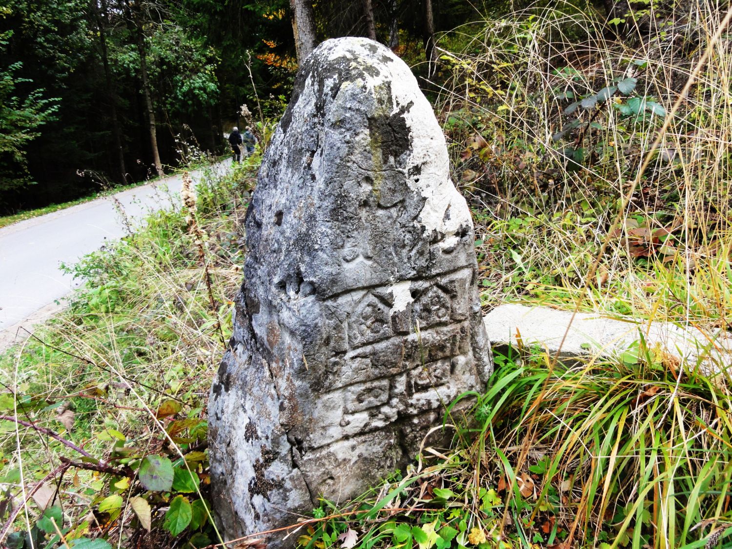 Grenzstein Innsbruck-Hötting am Gramartweg, ostseitig