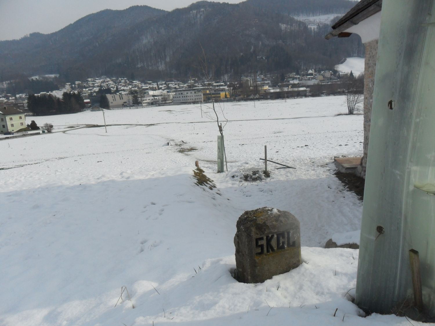 Grenzstein  Kilometerstein SKGL  Salzkammergutlokalbahn