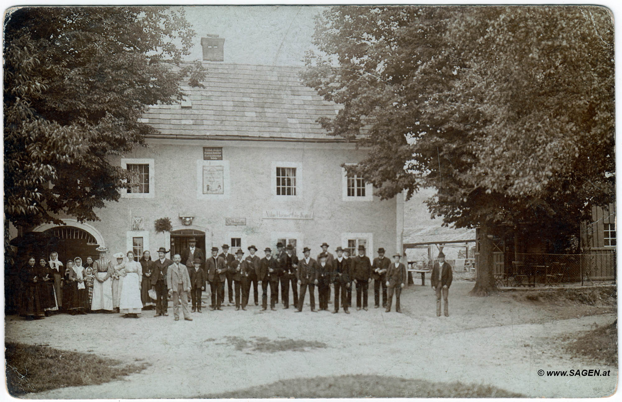 Gruppenbild vor einem historischen Gasthaus