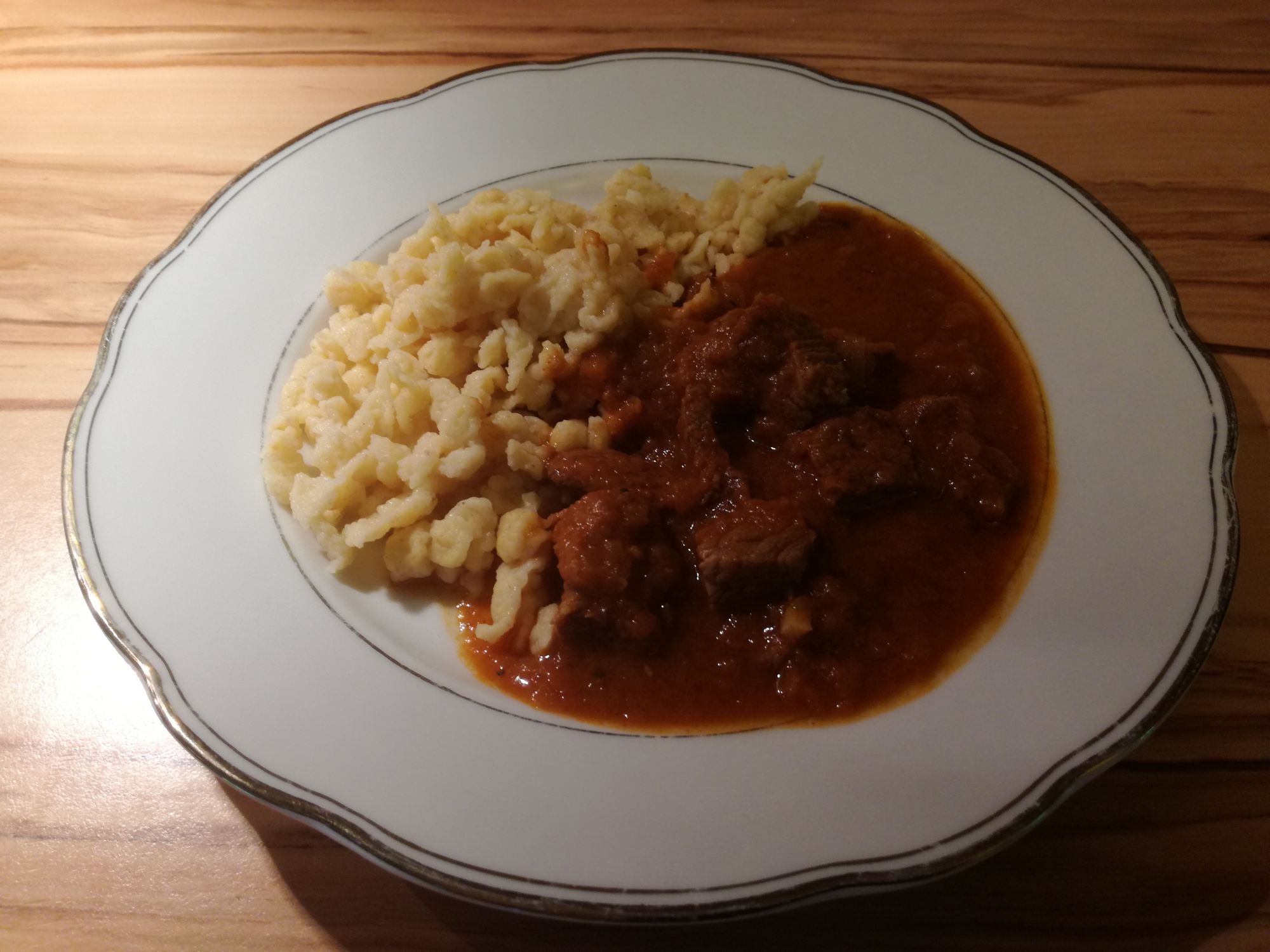 Gulasch mit Nockerln