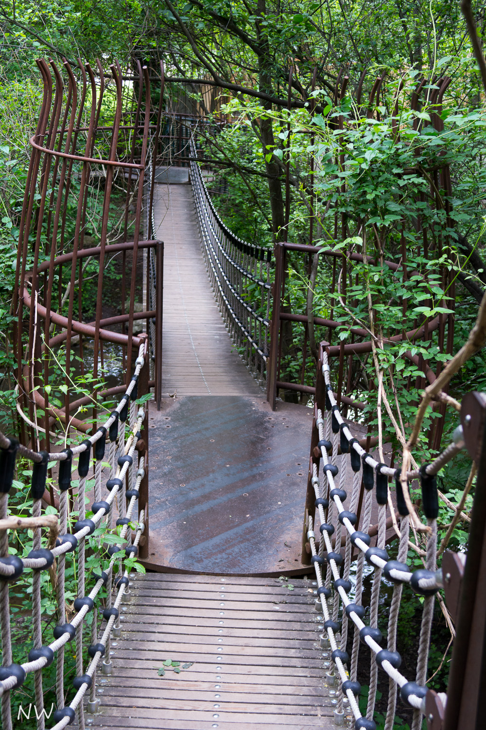 Hängebrücke durch den Garten