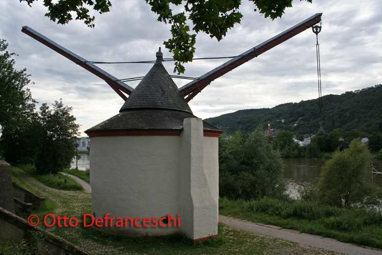 Hafenkran an der Mosel bei Trier