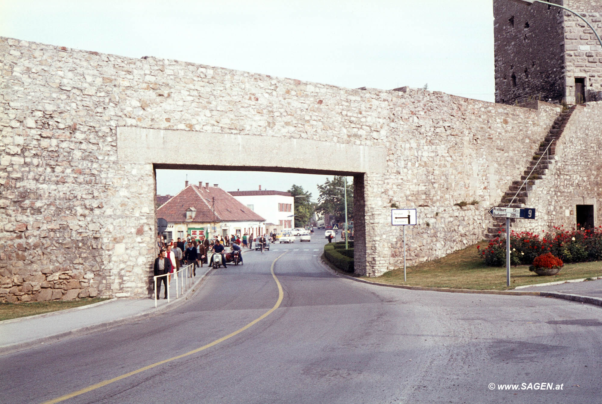 Hainburg: Straßendurchbruch der Stadtmauer beim Ungartor