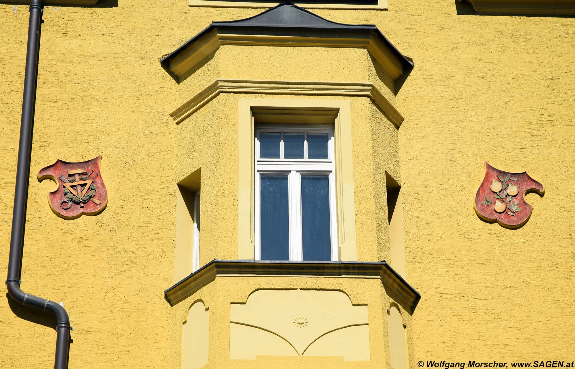 Hall in Tirol, Fassade mit Wappensteinen, Krippgasse 14