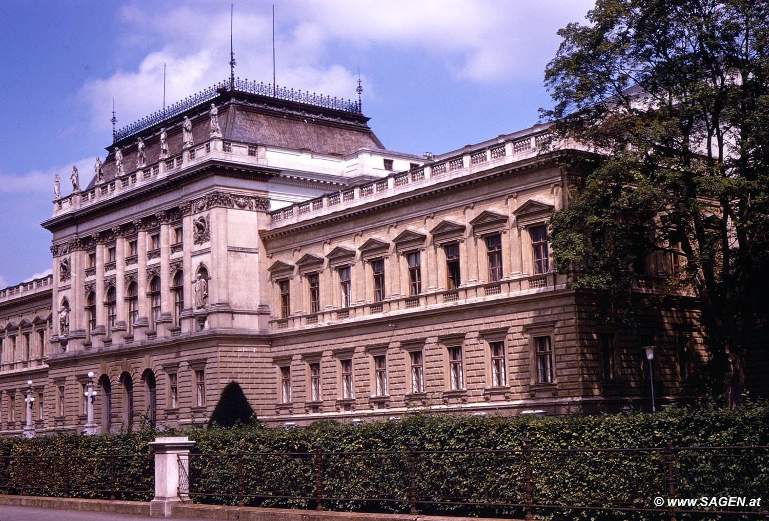 Hauptgebäude der Karl-Franzens-Universität Graz