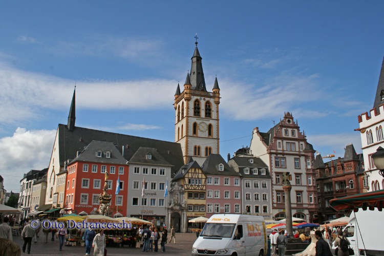 Hauptmarkt mit Blick auf St. Gangolf in Trier