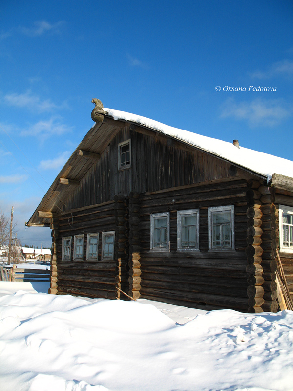 Haus mit traditionellem Pferdchen am Dachfirst