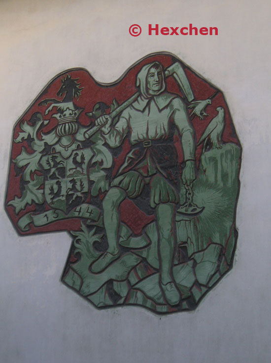 Hausverzierung, Wappen und Bergmann, Schwaz