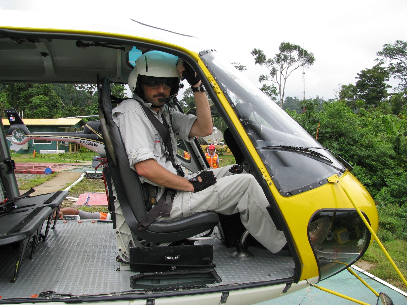 Heli-Pilot im Regenwald Panamas