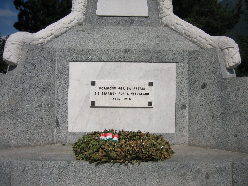 Heutige Inschrift auf der Zentralstele