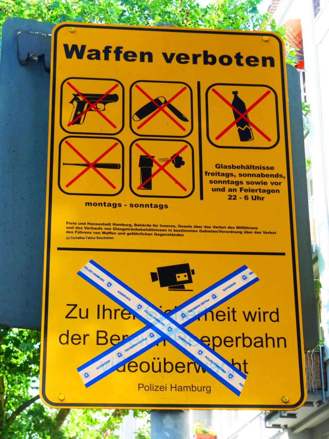 Hinweisschild für das Waffenverbotsgebiet Reeperbahn in Hamburg.