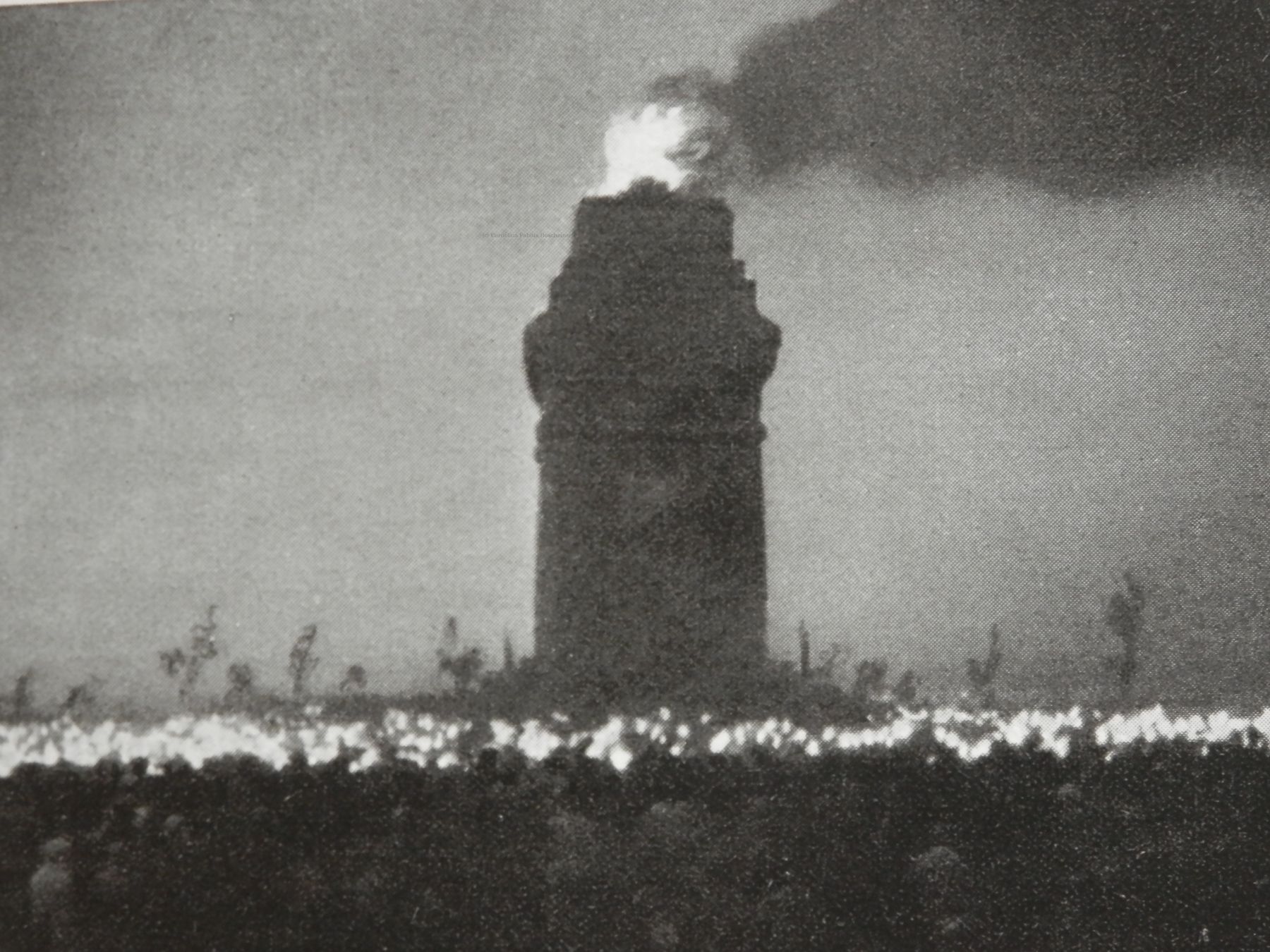 historische Aufnahme der Aumühler Bismarcksäule mit Burschenschaften