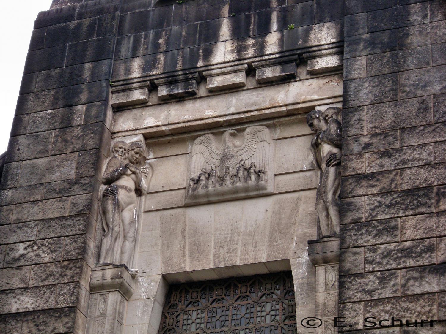 historisches Krematorium - Detail über dem Haupteingang