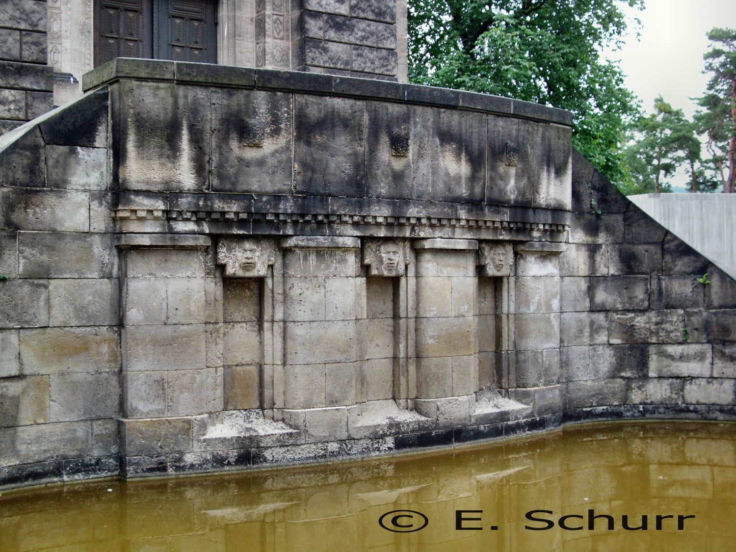 historisches Krematorium - Detail am Seerosenteich