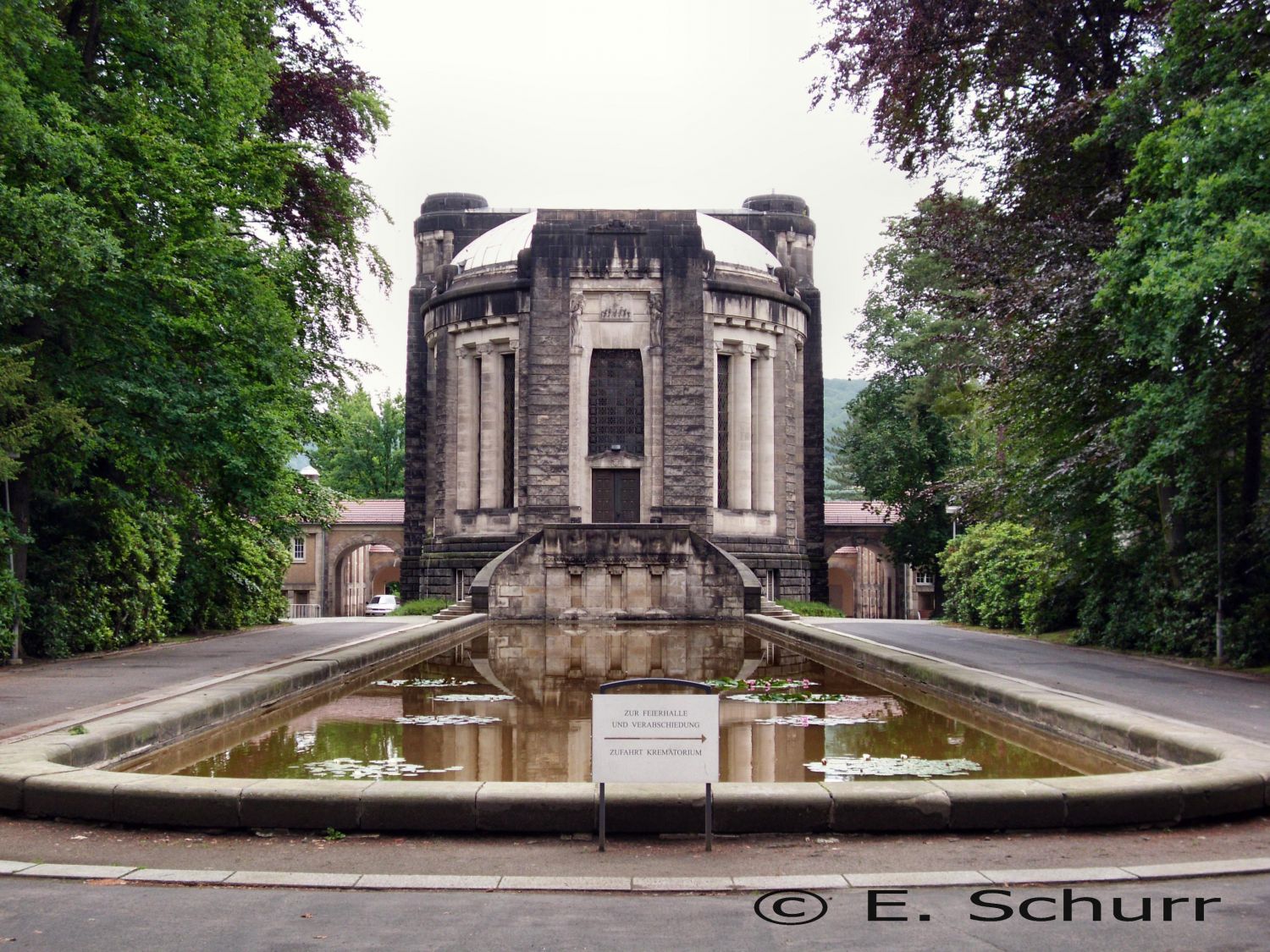 historisches Krematorium - Gesamtansicht mit Seerosenteich