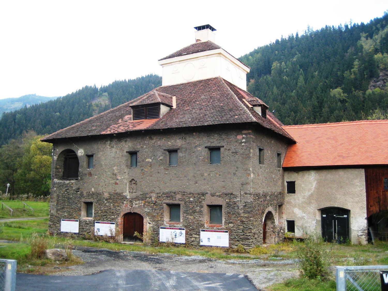 Hochofen in Hirt (K) am Ufer der Metnitz, Vorderseite