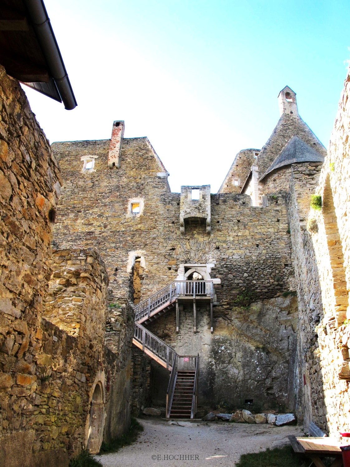 Hof im Stein mit Kernburg