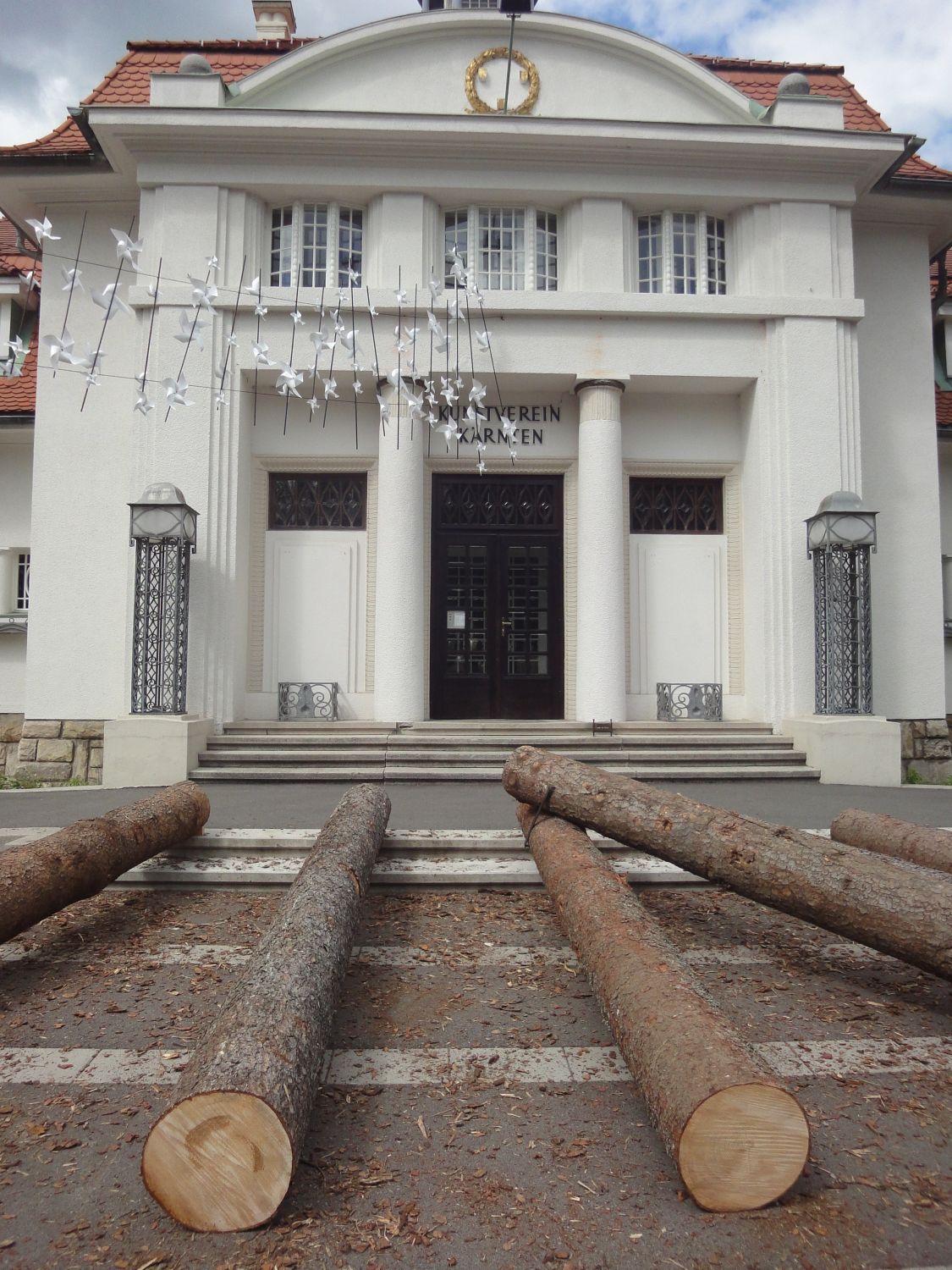 Holzstämme als Kunstwerk vor dem Künstlerhaus in Klagenfurt