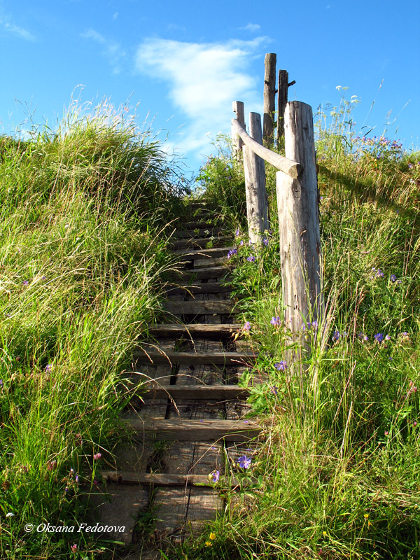 Holztreppe am Flussufer