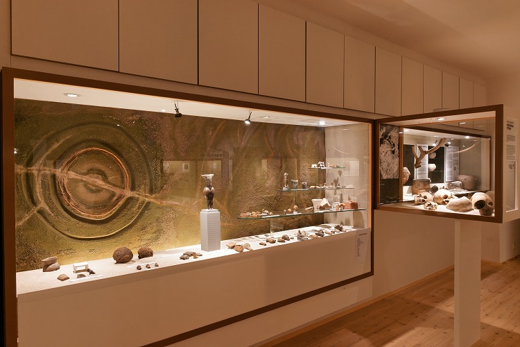 "Idolvitrine" in den Museen der Stadt Horn (Höbarthmuseum)