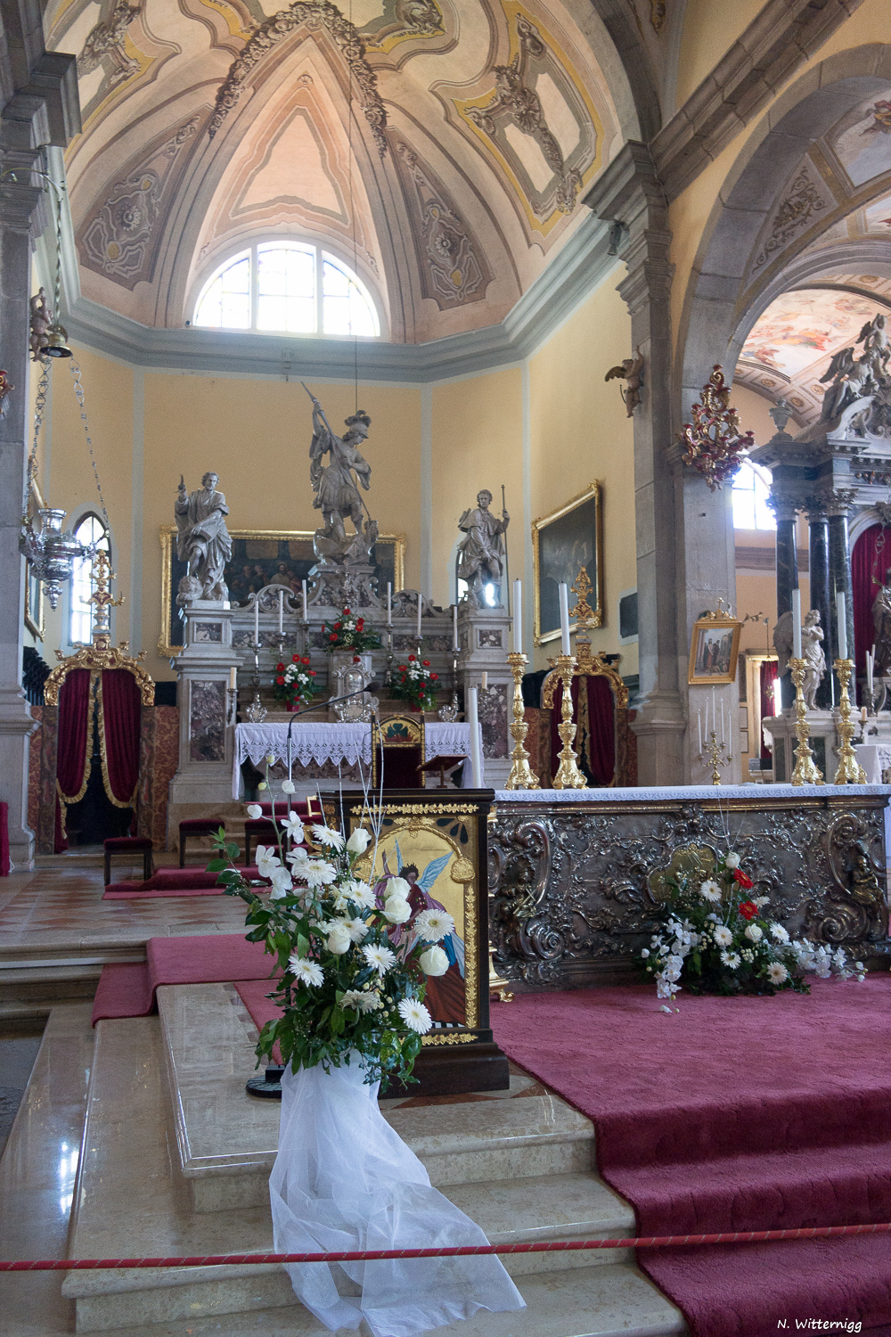 Im Inneren der Kirche Svete Eufemije