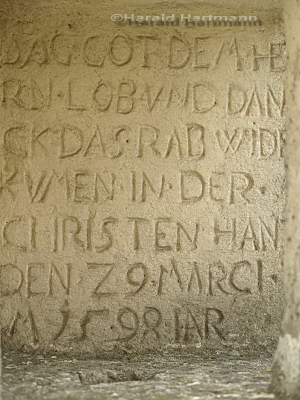 Inschrift auf dem Raaberkreuz in Niederrussbach