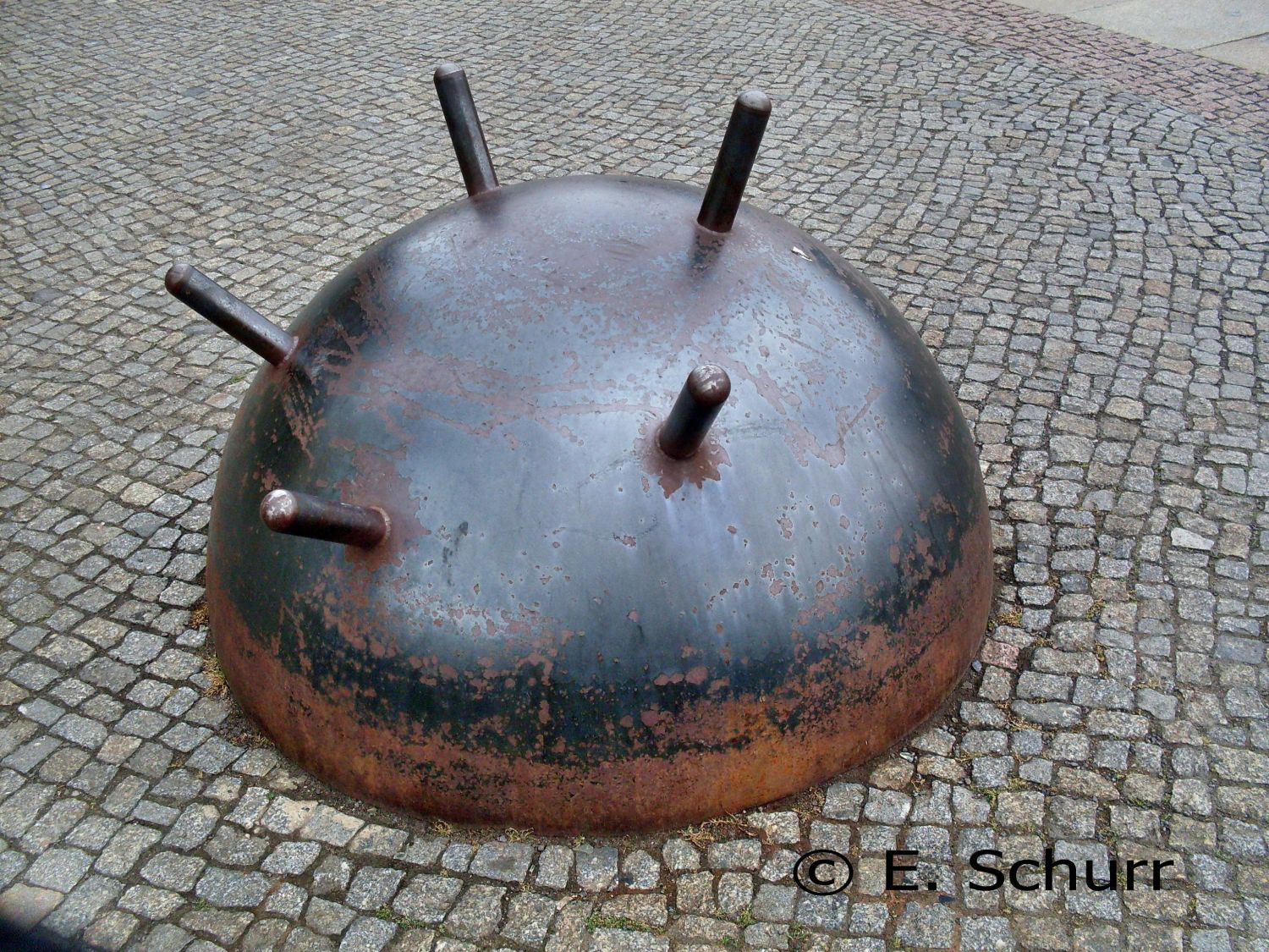 Installation auf dem Fußweg vor dem Stadtmuseum