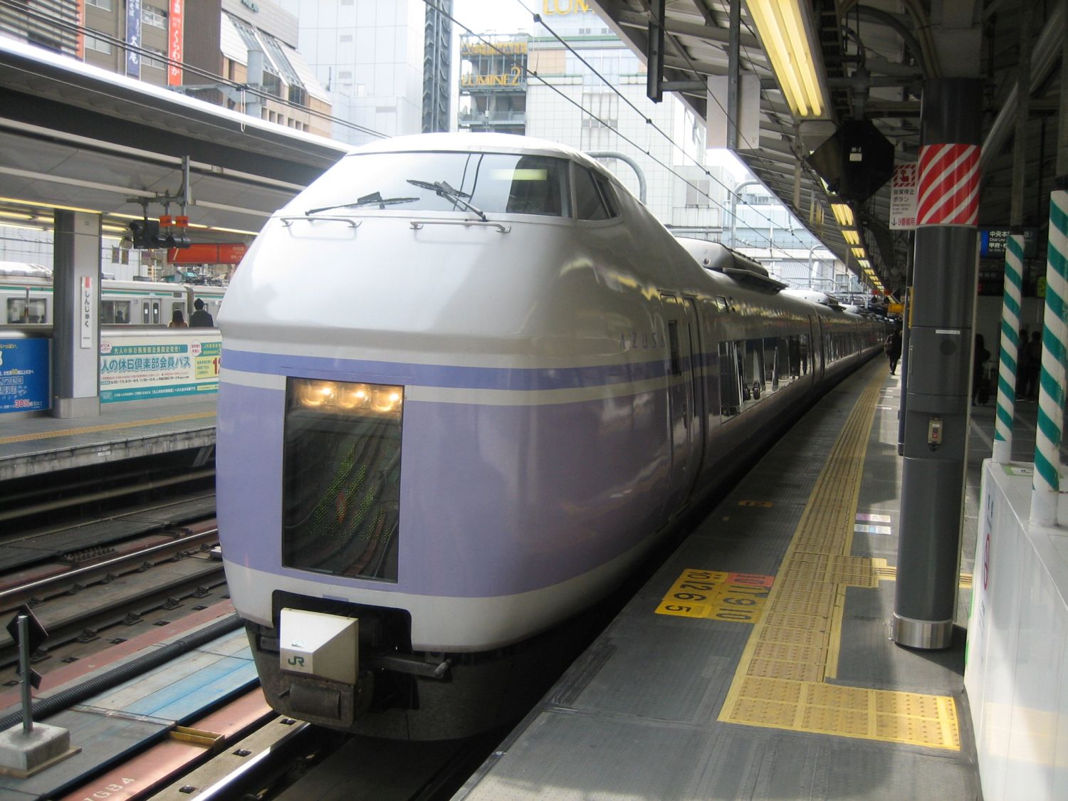 Jap. Regionalexpress im Bahnhof Shibuya, Tokyo.