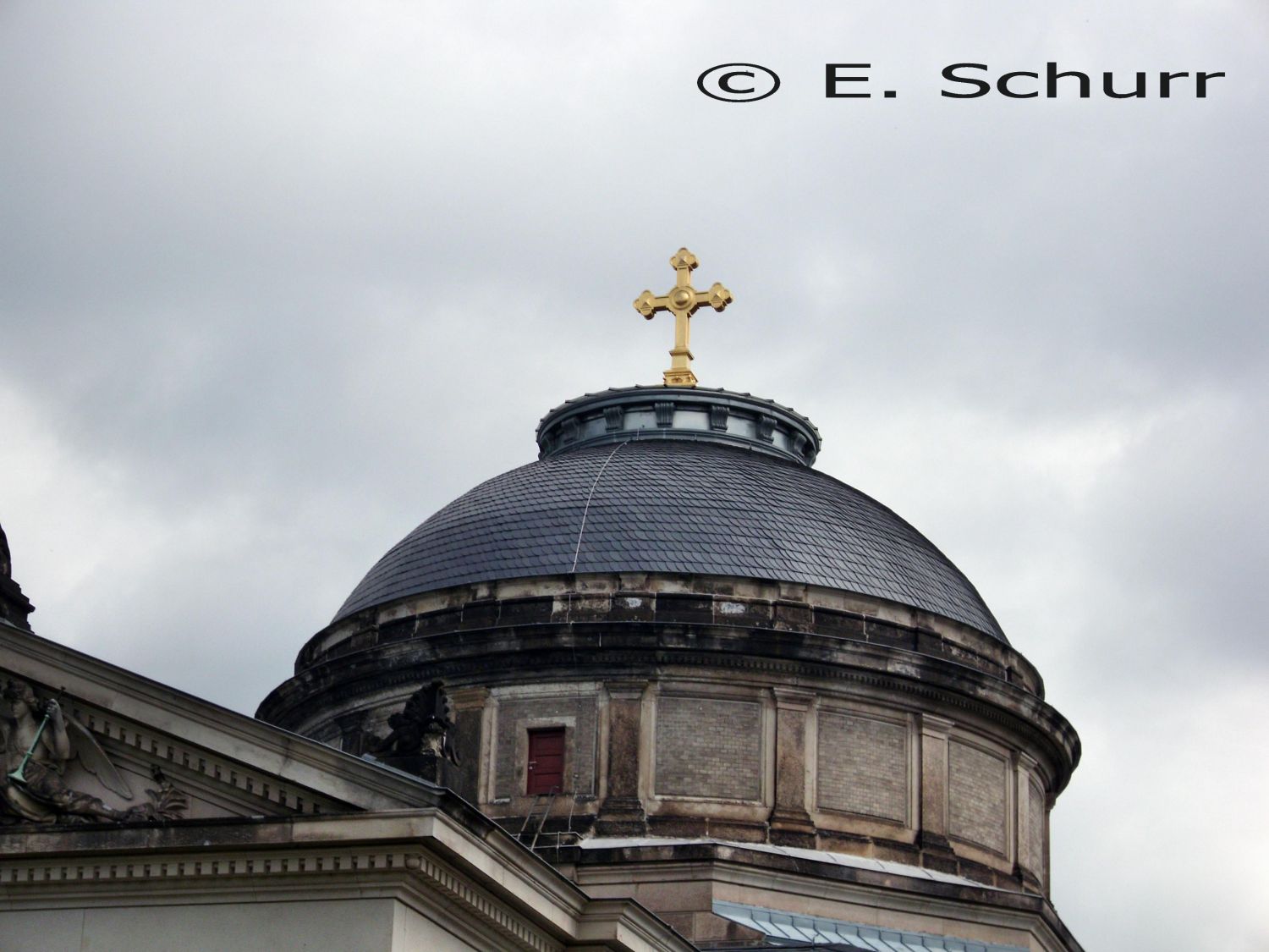 Johannisfriedhof Dresden - große Feierhalle für Erdbestattungen - Turmkreuz