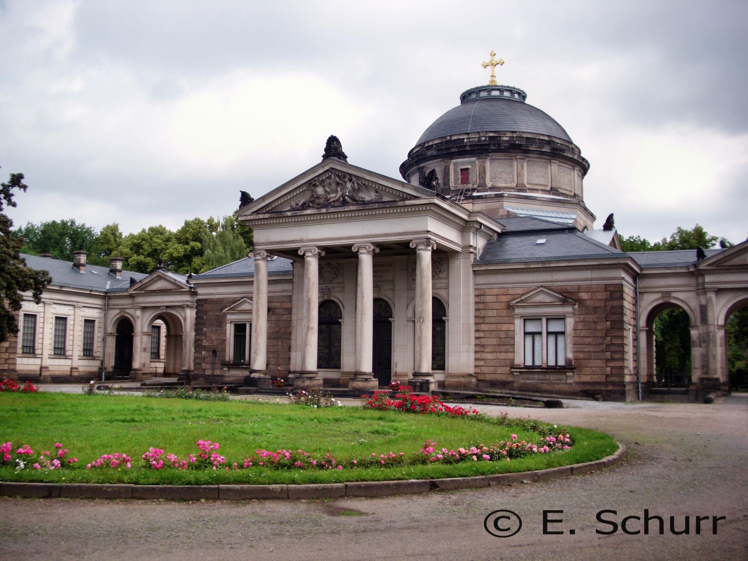 Johannisfriedhof Dresden - große Feierhalle für Erdbestattungen